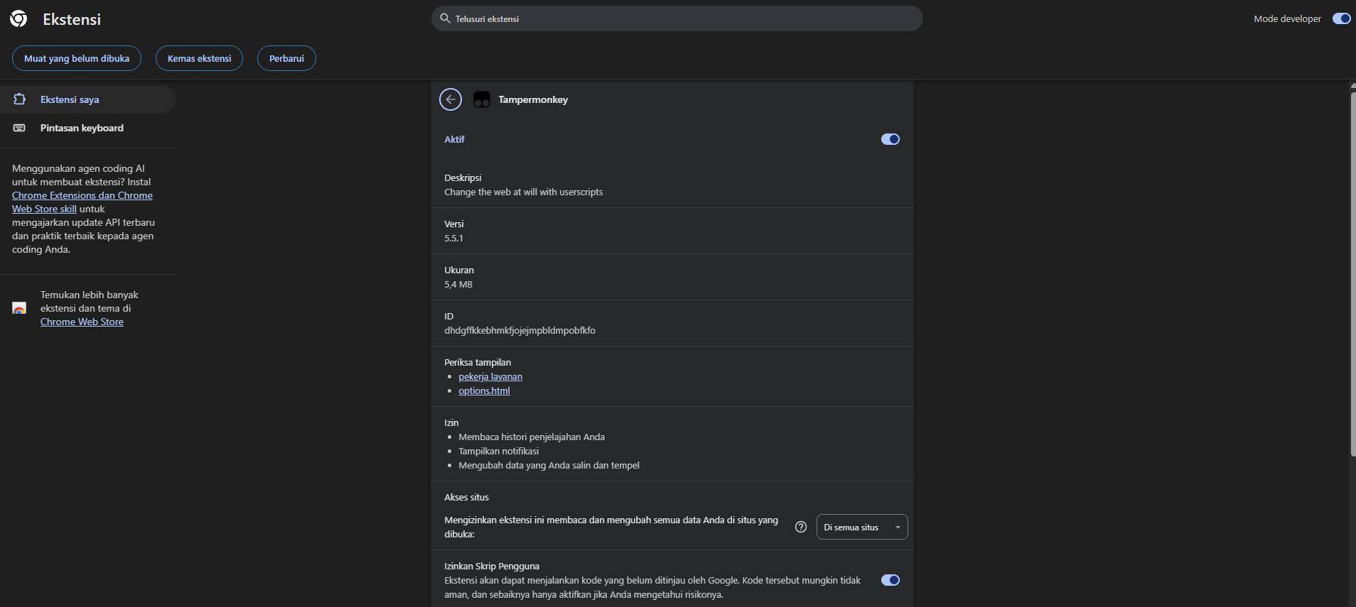 Halaman detail ekstensi Tampermonkey dengan Mode developer dan Izinkan Skrip Pengguna menyala